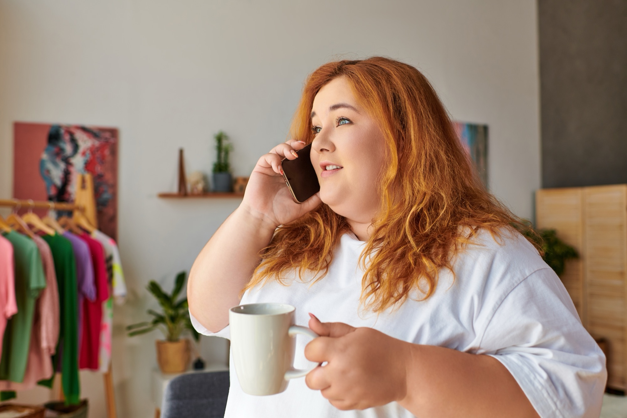 Iemand die ontspannen verdergaat in het dagelijks leven